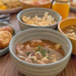 Ceviche mixto de pescado y camarón servido en el desayuno buffet de Artesano en Ibarra