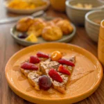 Tostadas francesas con frutas frescas del desayuno buffet de Artesano en Ibarra, Ecuador