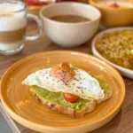 Tostada con aguacate y huevo del desayuno buffet de Artesano Desayuno Buffet en Ibarra, Ecuador