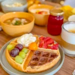 Waffle con frutas del desayuno buffet de Artesano Desayuno Buffet en Ibarra, Ecuador