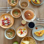 Variedad de platos del desayuno buffet de Artesano Desayuno Buffet en Ibarra, Ecuador