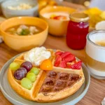 Waffle con frutas del desayuno buffet de Artesano Desayuno Buffet en Ibarra, Ecuador